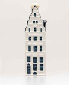 KLM miniature number 92 

The new KLM Delft Blue Miniature number 92 is a replica of a gable house 'De Drie Haringen' from the Dutch city of Deventer. 'De Drie Haringen' means 'The Three Herrings' and is located on De Brink 55 in Deventer.

De Drie Haringen was bought by Herbert Dapper in 1567, who made his fortune in the herring business, and was renovated in 1575. Herbert Dapper was part of a guild, and the crest of this guild, three crowned herrings, can still be found at the facade of the building.

The new KLM house has been revealed in the city hall of Deventer, where KLM celebrated their 92nd anniversary on October 7th. All in- and outbound World Business Class passengers will also receive the new house as of this date.