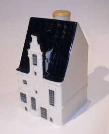 AMSTELVEEN, 8 October 2008 â€“ A new KLM Delft Blue house is being issued to mark our 89th anniversary on October 7. The building selected to be the 89th KLM House is The Secretarishuisje (town clerkâ€™s house) at Muurhuizen 109 in Amersfoort. It was built in the first half of the 16th century on the foundations of the first wall. It is a typical wall house and is one of a ring of medieval houses in the city centre.

Almost every period since then has left traces on its faÃ§ade. The masonry and wall anchors date from the late Middle Ages. During the early 17th century, the house was â€˜updatedâ€™ with various Renaissance elements. It was purchased by Jan Both Hendriksen, the town clerk, in 1776 and has been known since then as the Secretarishuisje.

The typically 18th-century sash windows and the front door with the beautifull Rococo knob date from this time. During the 19th and 20th centuries, the house fell into disrepair.

In 1953, it came into possession of the Municipality of Amersfoort and was restored by architect C.W. Royaards. The house is currently being rented to city dwellers.